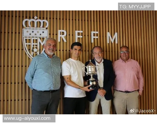 荣获马德里足协颁发的体育传奇奖，托雷斯晒图感谢马德里足协